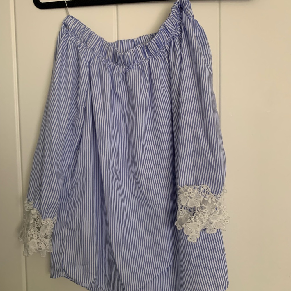 Size small boutique off the shoulder top with lace detail on sleeves